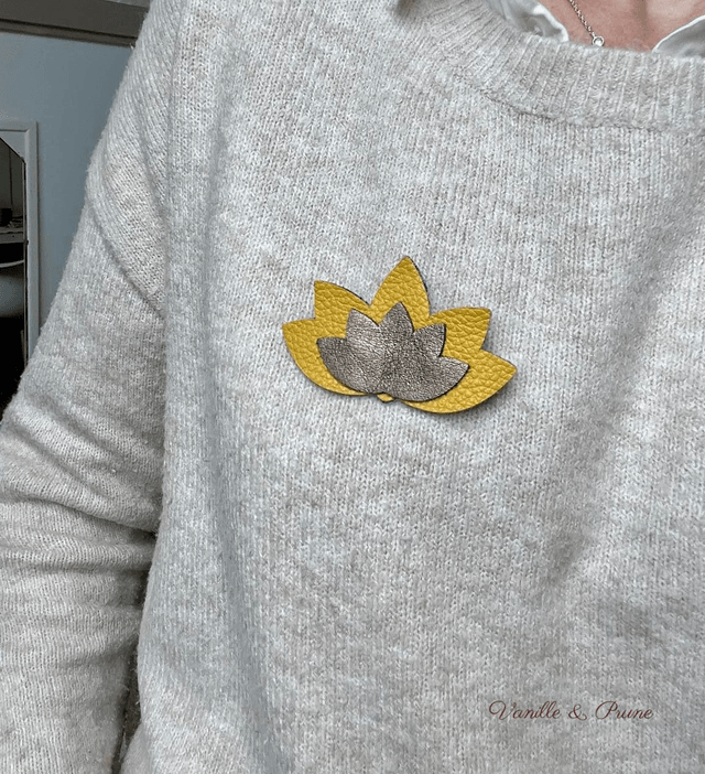 Grande broche fleur de lotus cuir jaune et marron