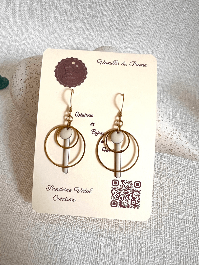 Boucles d'oreilles dorées, breloques rondes ajourées, pastilles et bâtonnets crèmes