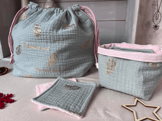 Pack pochon de voyage coton double gaze vert d'eau et rose personnalisé 