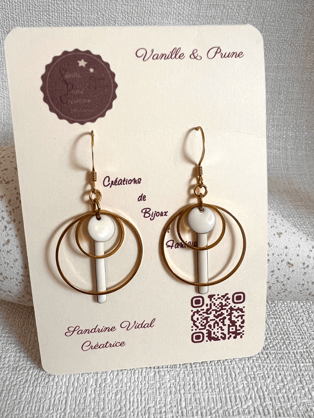 Boucles d'oreilles dorées, breloques rondes ajourées, pastilles et bâtonnets crèmes
