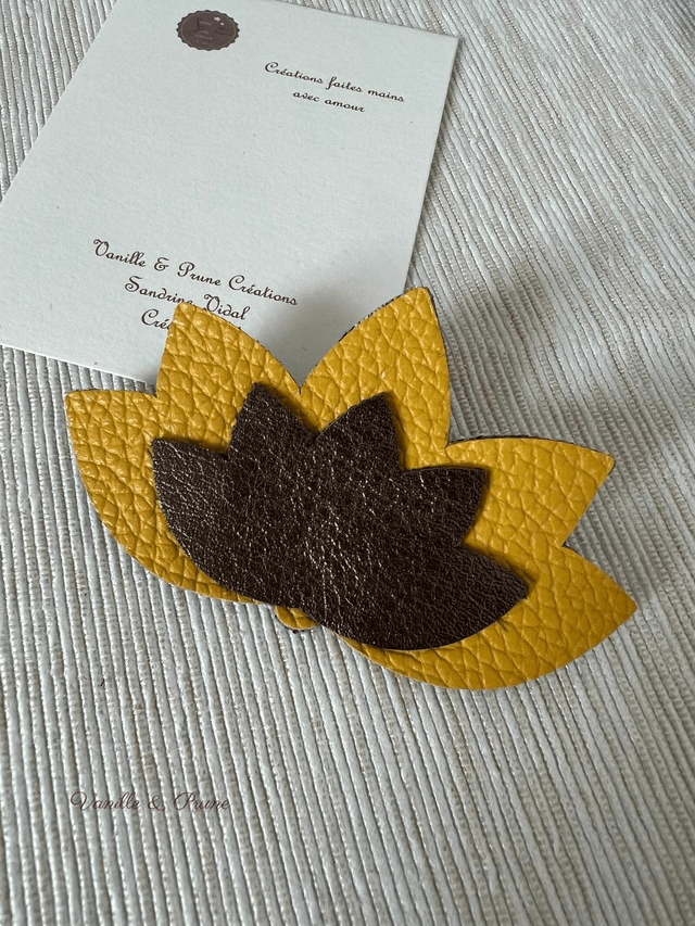 Grande broche fleur de lotus cuir jaune et marron
