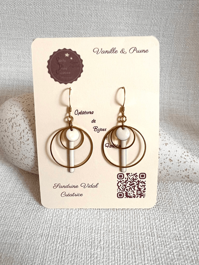 Boucles d'oreilles dorées, breloques rondes ajourées, pastilles et bâtonnets crèmes