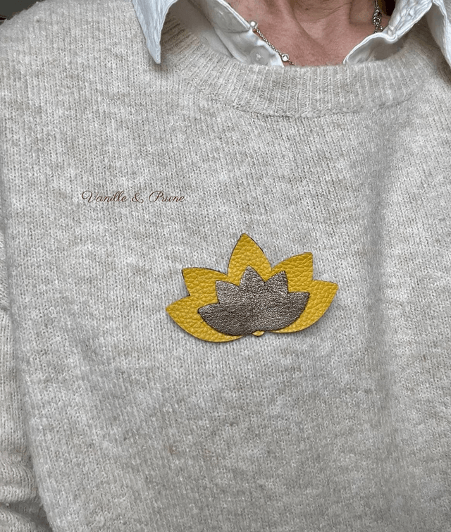 Grande broche fleur de lotus cuir jaune et marron