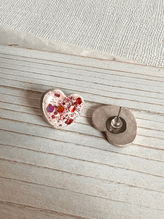 Boucles d'oreilles petits coeurs rose pâle et paillettes rose fuchsia irisées