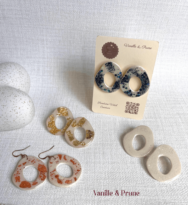 Boucles d'oreilles forme beignet, ajourées et décos pailletées bleu nuit et rose AB