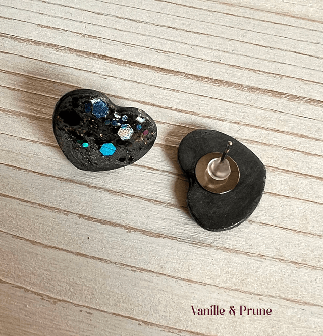 Boucles d'oreilles petits coeurs noirs et paillettes noires irisées 