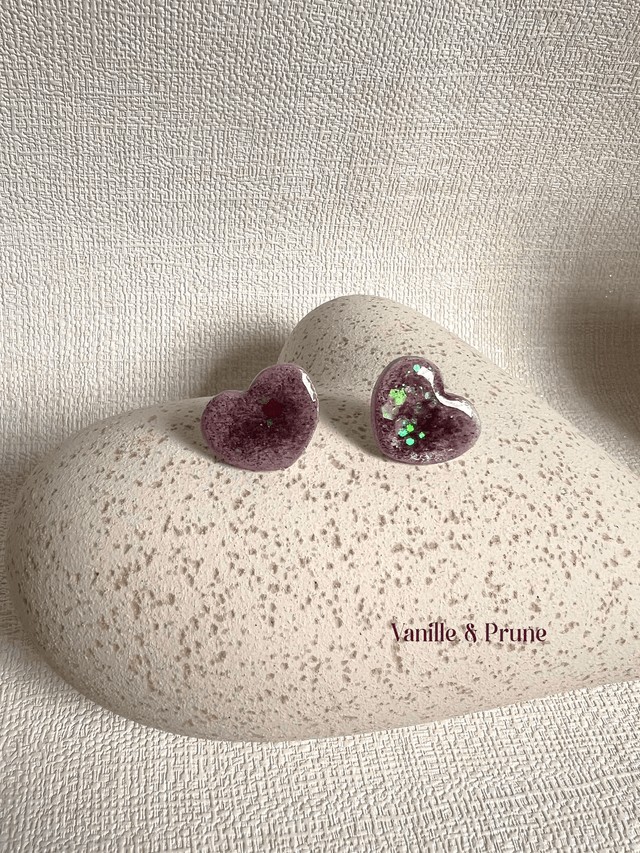 Boucles d'oreilles petits coeurs parme nacré et paillettes violettes irisées AB