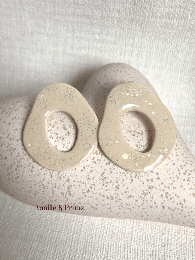 Boucles d'oreilles forme beignet, ajourées et décos pailletées très fines AB