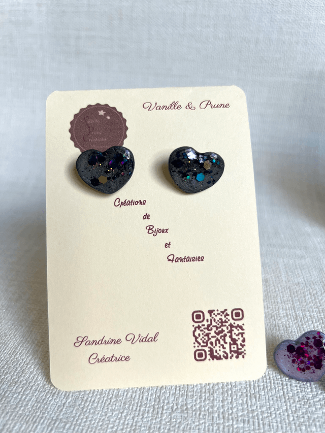 Boucles d'oreilles petits coeurs noirs et paillettes noires irisées 
