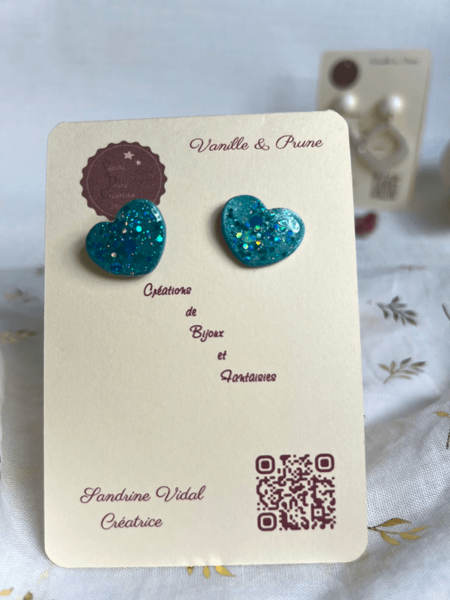 Boucles d'oreilles petits coeurs turquoise nacré et paillettes bleu océan irisées
