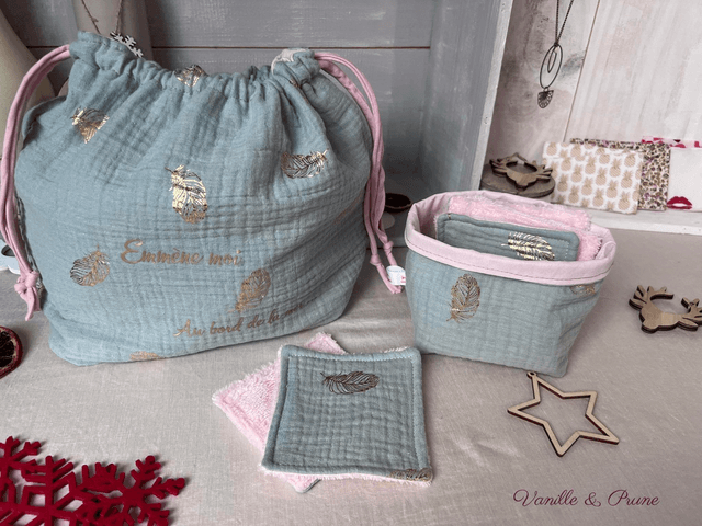 Pack pochon de voyage coton double gaze vert d'eau et rose personnalisé 