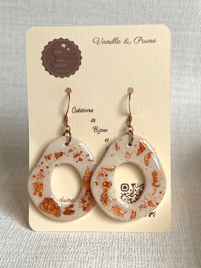 Boucles d'oreilles forme beignet, ajourées et décos cuivrées