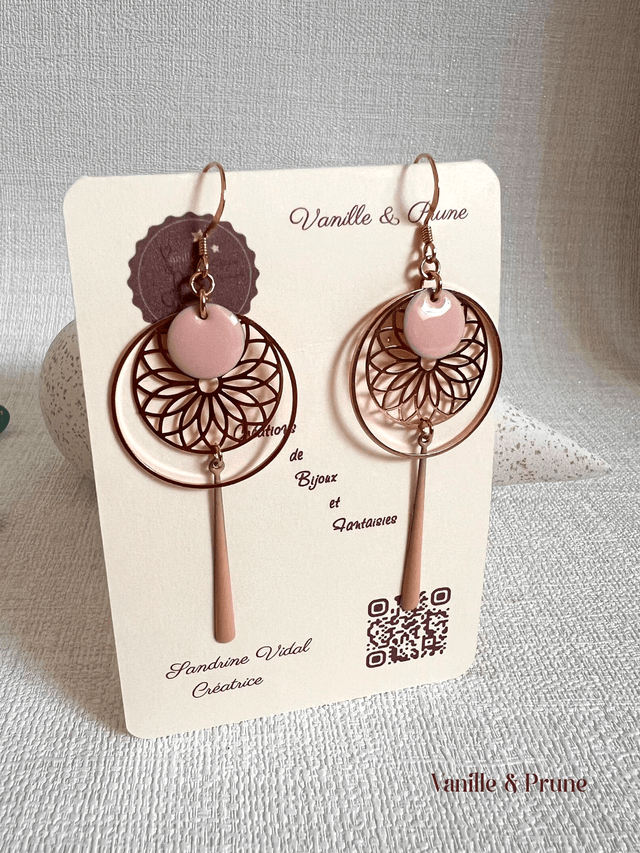 Boucles d'oreilles rose gold, breloques rondes ajourées et pastilles roses