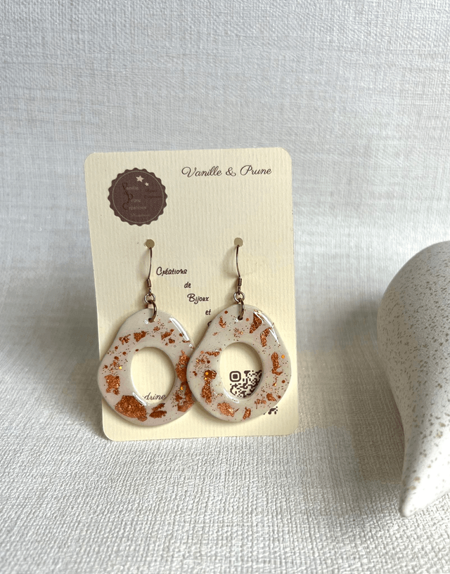 Boucles d'oreilles forme beignet, ajourées et décos cuivrées