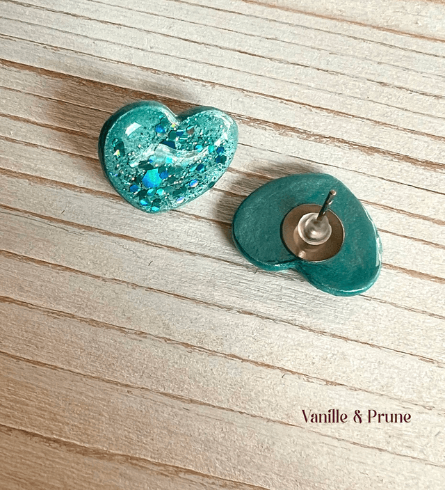 Boucles d'oreilles petits coeurs turquoise nacré et paillettes bleu océan irisées