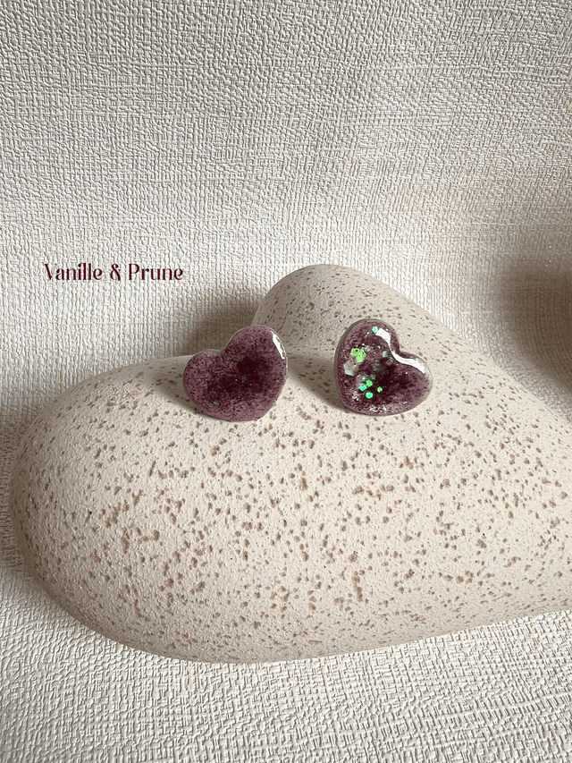 Boucles d'oreilles petits coeurs parme nacré et paillettes violettes irisées AB