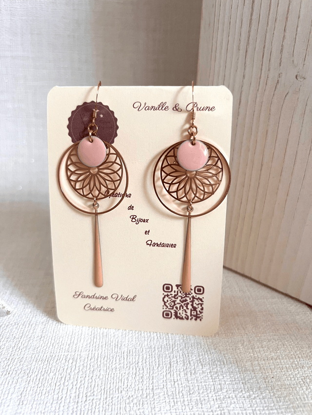 Boucles d'oreilles rose gold, breloques rondes ajourées et pastilles roses