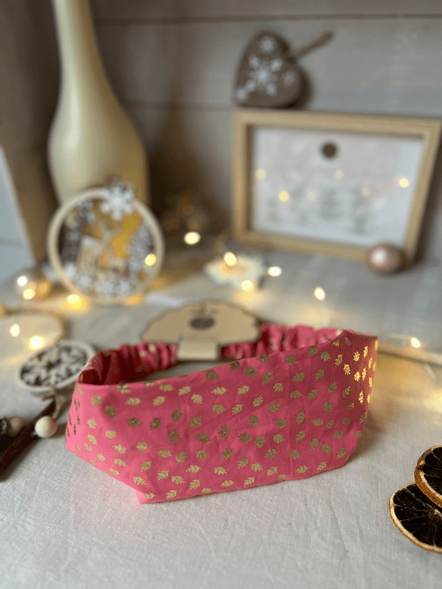 Bandeau simple et large en coton rose fuchsia et petites feuilles dorées