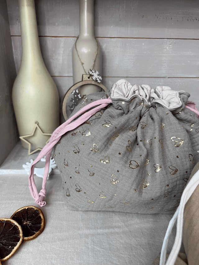 Pack pochon de voyage coton double gaze taupe à coeurs dorés et son chouchou