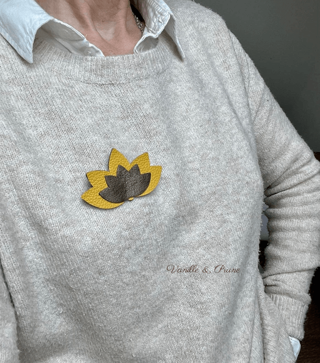 Grande broche fleur de lotus cuir jaune et marron