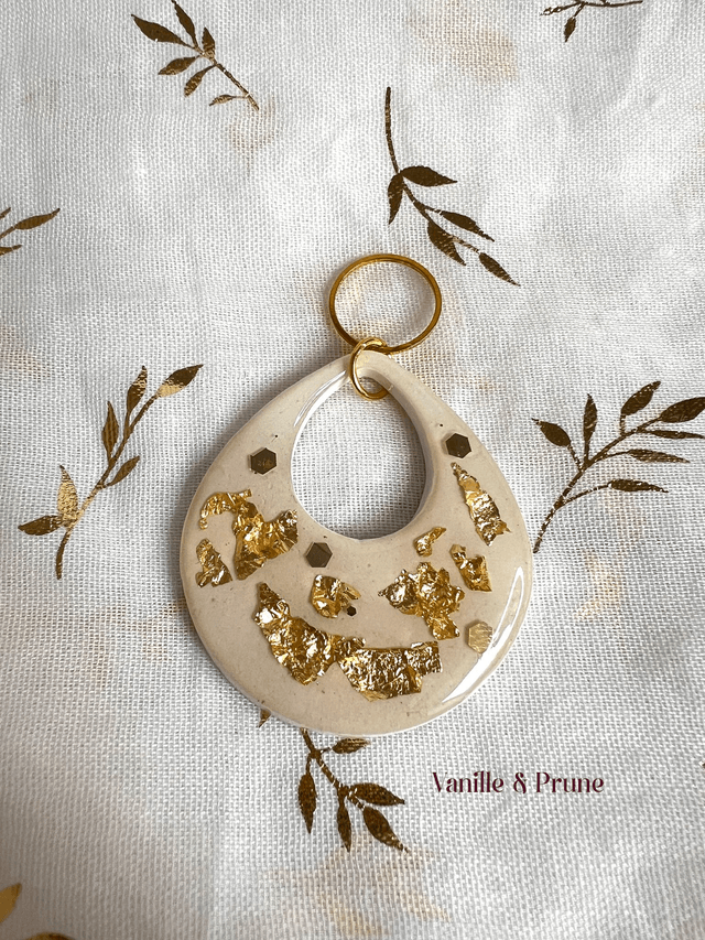Pendentif forme goutte ajourée, décos feuilles d'or et grosses paillettes dorées claires