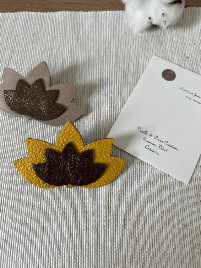 Grande broche fleur de lotus cuir beige et marron