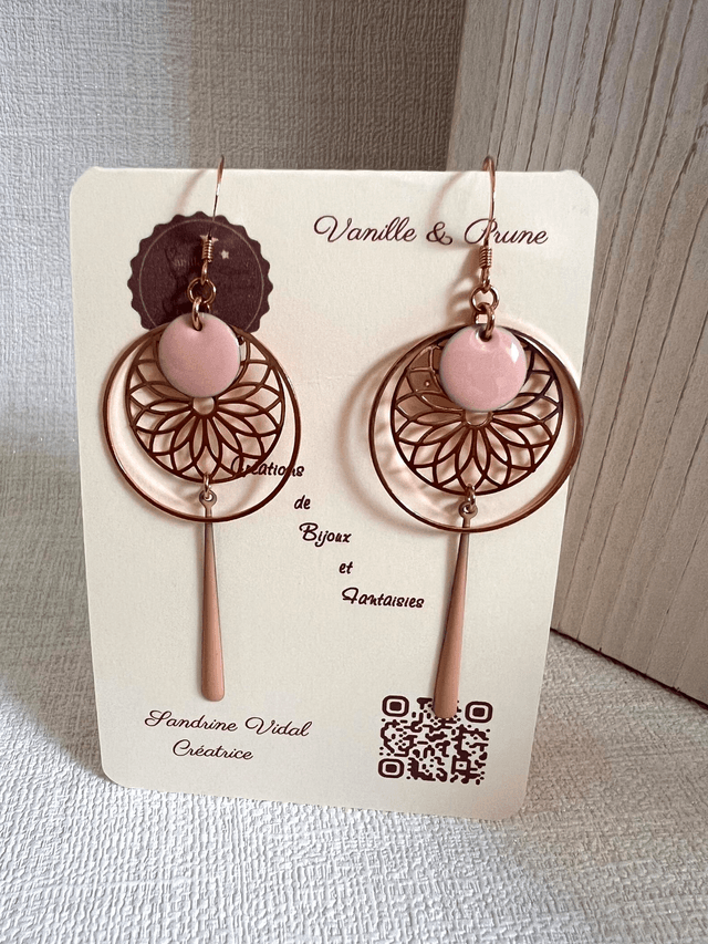 Boucles d'oreilles rose gold, breloques rondes ajourées et pastilles roses