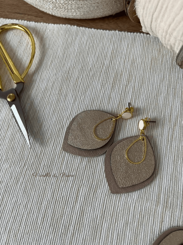 Boucles d'oreilles ANNA, formes feuilles, bijou upcycling en similicuir doré rose et doré