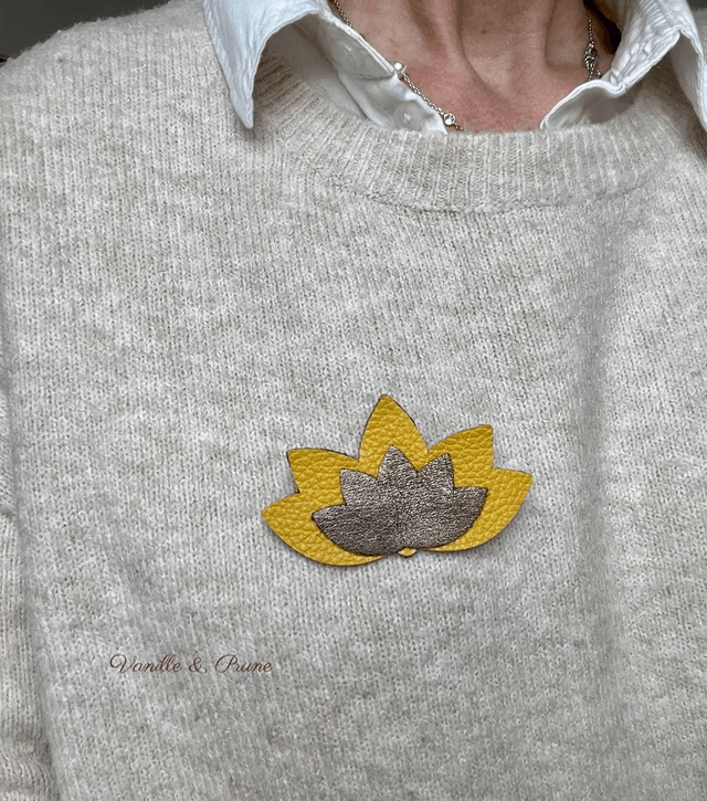 Grande broche fleur de lotus cuir jaune et marron