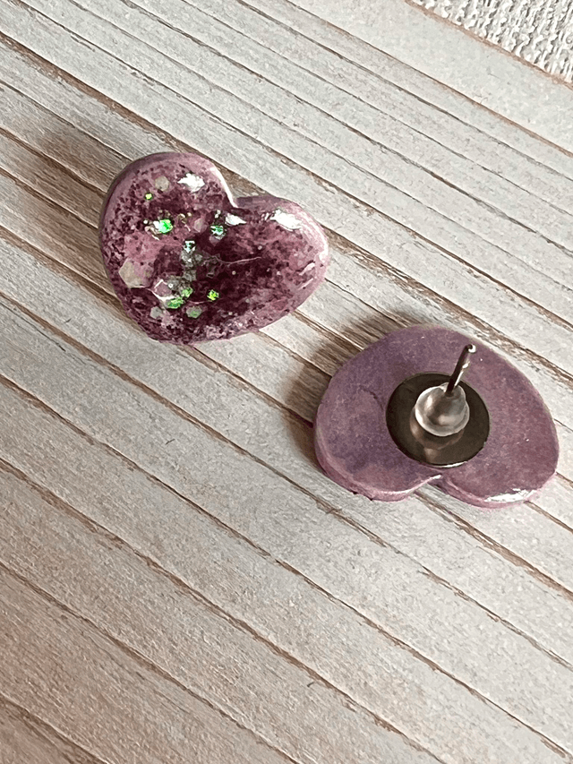 Boucles d'oreilles petits coeurs parme nacré et paillettes violettes irisées AB