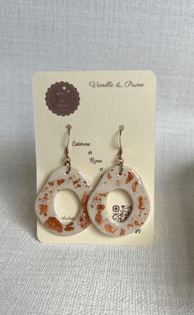 Boucles d'oreilles forme beignet, ajourées et décos cuivrées