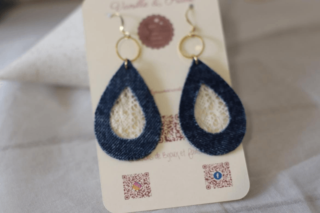 Boucles d'oreilles JOY dorées, gouttes évidées en jeans recyclé et dentelle de coton, bijou upcycling