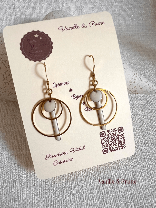 Boucles d'oreilles dorées, breloques rondes ajourées, pastilles et bâtonnets crèmes