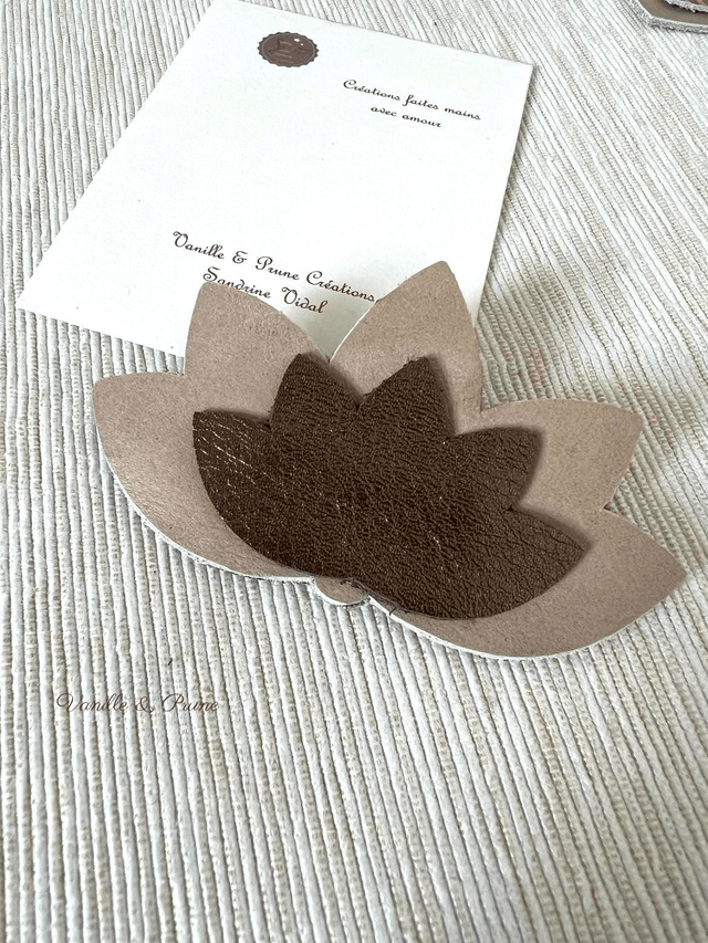 Grande broche fleur de lotus cuir beige et marron