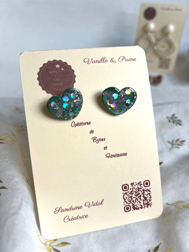 Boucles d'oreilles petits coeurs vert nacré et paillettes argentées irisées 