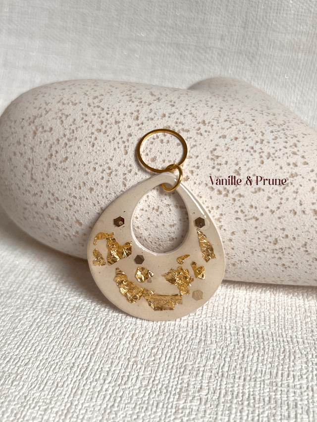 Pendentif forme goutte ajourée, décos feuilles d'or et grosses paillettes dorées claires