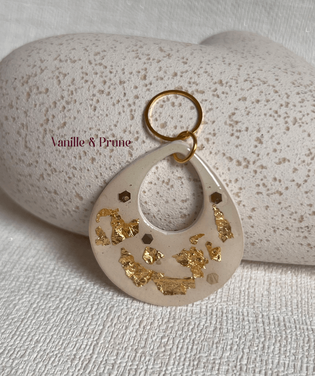 Pendentif forme goutte ajourée, décos feuilles d'or et grosses paillettes dorées claires