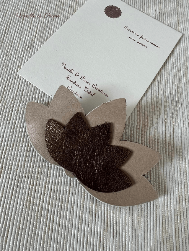 Grande broche fleur de lotus cuir beige et marron