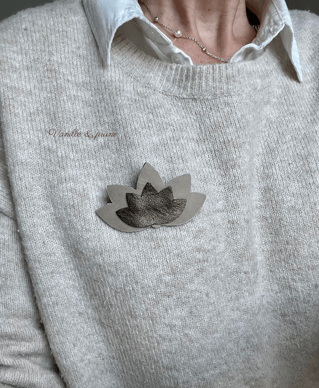 Grande broche fleur de lotus cuir beige et marron