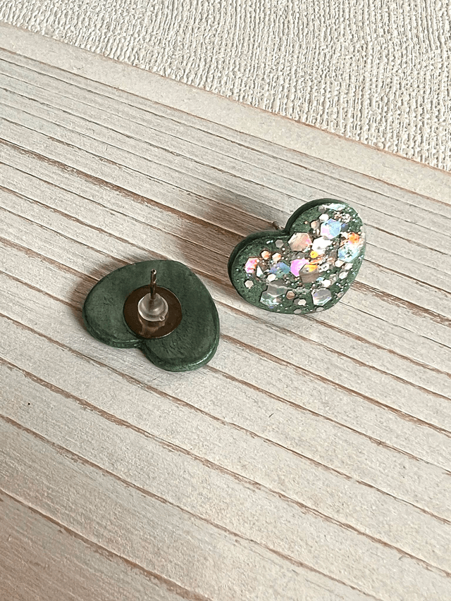 Boucles d'oreilles petits coeurs vert nacré et paillettes argentées irisées 