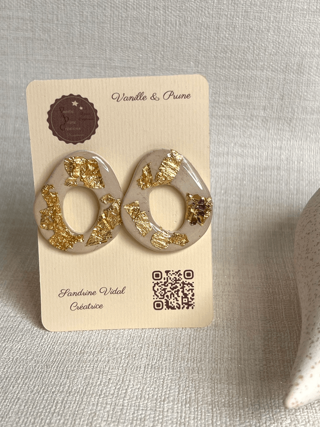Boucles d'oreilles forme beignet, ajourées et décos feuilles d'or