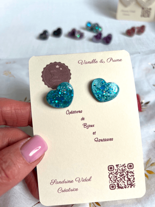 Boucles d'oreilles petits coeurs turquoise nacré et paillettes bleu océan irisées