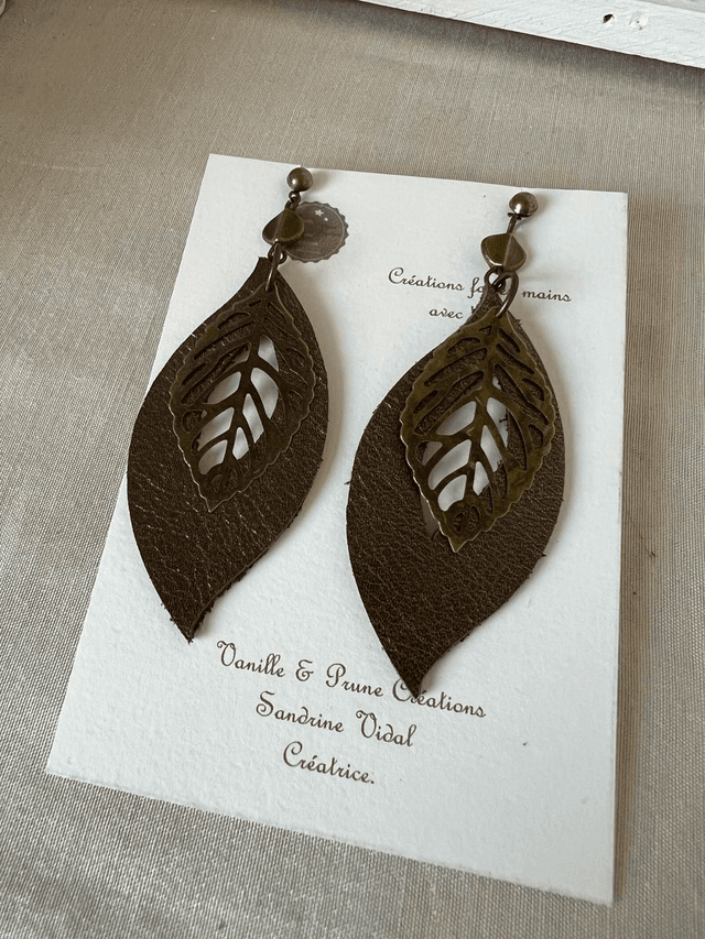Boucles d&#039;oreilles PLUME bronze, longues feuilles évidées en cuir bronze irisé