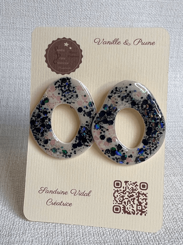 Boucles d&#039;oreilles forme beignet, ajourées et décos pailletées bleu nuit et rose AB