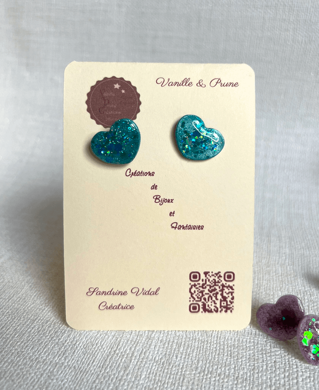 Boucles d&#039;oreilles petits coeurs turquoise nacré et paillettes bleu océan irisées