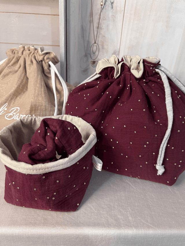 Pack pochon de voyage coton double gaze Prune plumetis dorés panier et chouchou