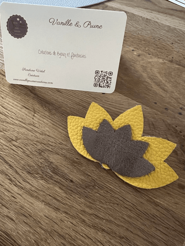 Grande broche fleur de lotus cuir jaune et marron