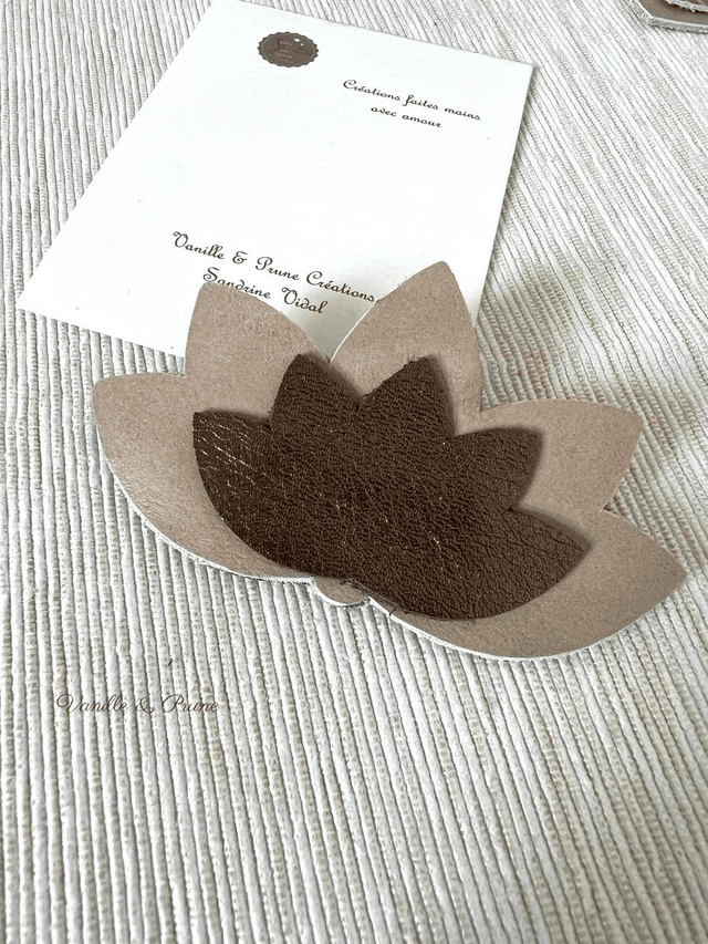Grande broche fleur de lotus cuir beige et marron
