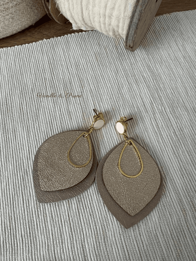 Boucles d&#039;oreilles ANNA, formes feuilles, bijou upcycling en similicuir doré rose et doré