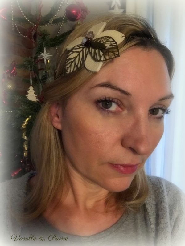 Bijou de tête Headband bronze et sa fleur en cuir crème, perles mauves